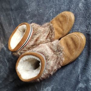 Minnetonka boots size 8